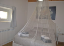 Habitación con mosquitera